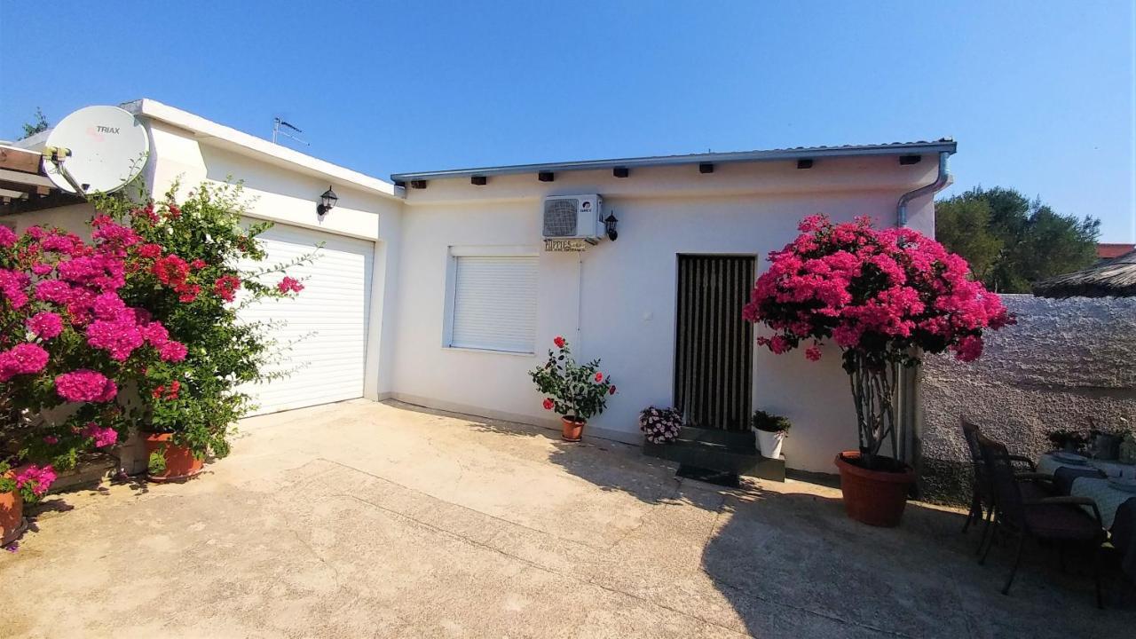Apartments Pipi Pakoštane Екстериор снимка